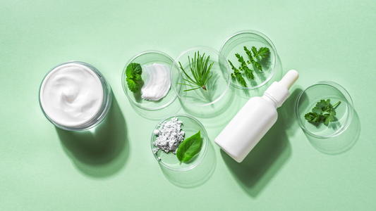 Beauté naturelle : faut-il vraiment bannir les cosmétiques conventionnels ?