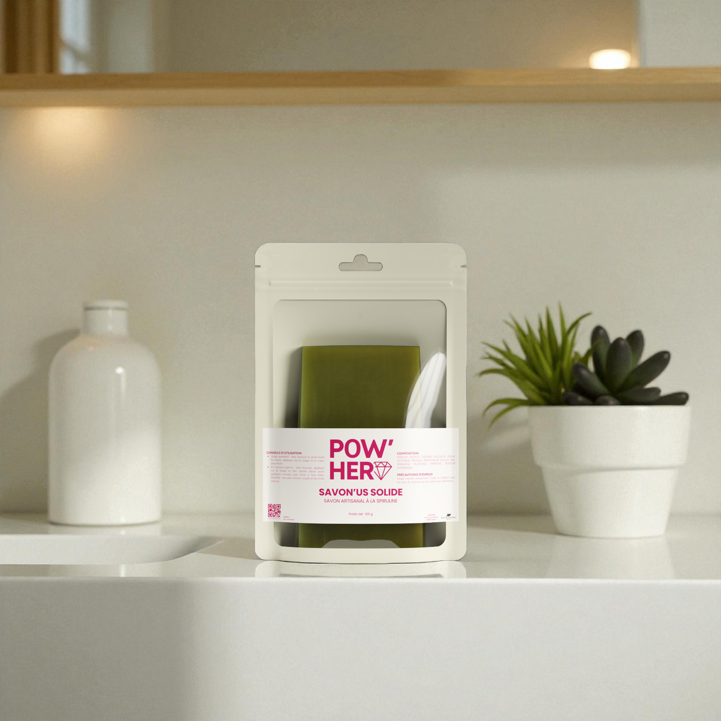 Savon naturel à la spiruline pour nourrir, adoucir et protéger la peau. Convient au visage et au corps. Enrichi en glycérine et amande douce. Fabrication artisanale.