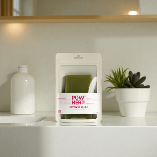 Savon naturel à la spiruline pour nourrir, adoucir et protéger la peau. Convient au visage et au corps. Enrichi en glycérine et amande douce. Fabrication artisanale.